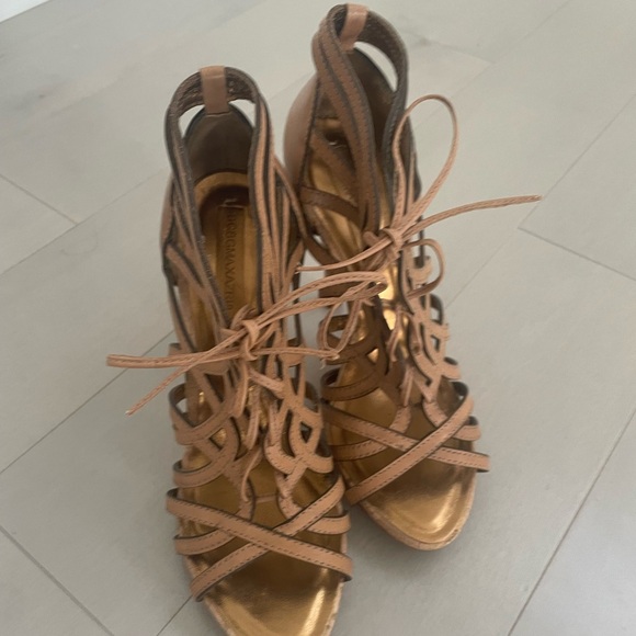 Tan cutout heels - Picture 1 of 3